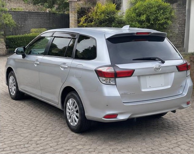 Toyota Fielder 2018 — Rear view