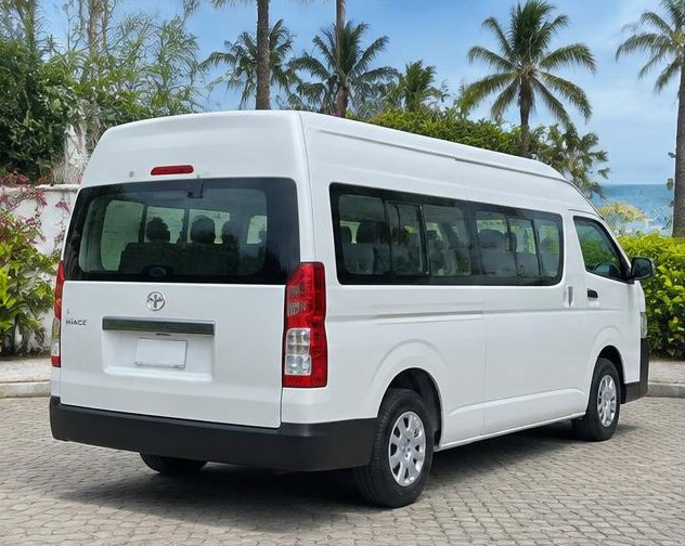 Toyota Hiace 14-seater 2020 — Rear view