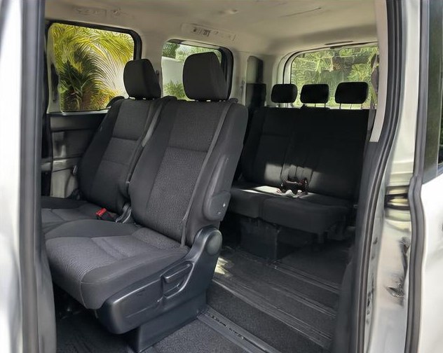 Toyota Noah 2017 — Interior