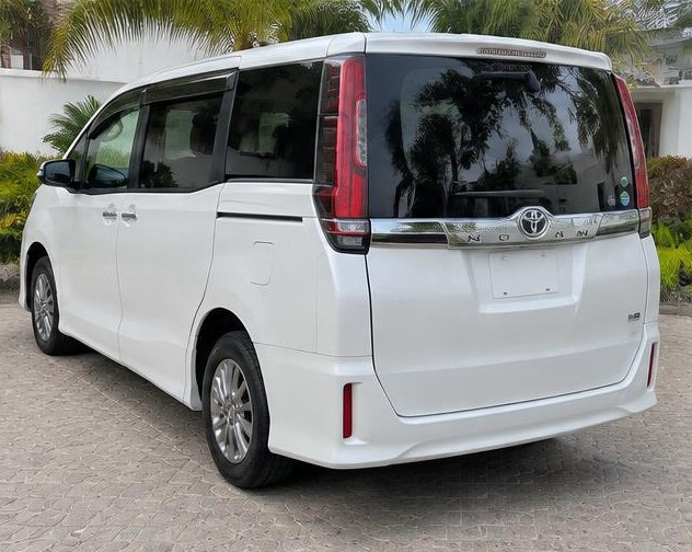 Toyota Noah 2017 — Rear view